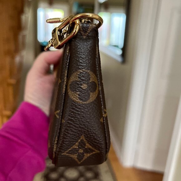 Louis Vuitton Mini Pochette Monogram - Authentic - Picture 12 of 17